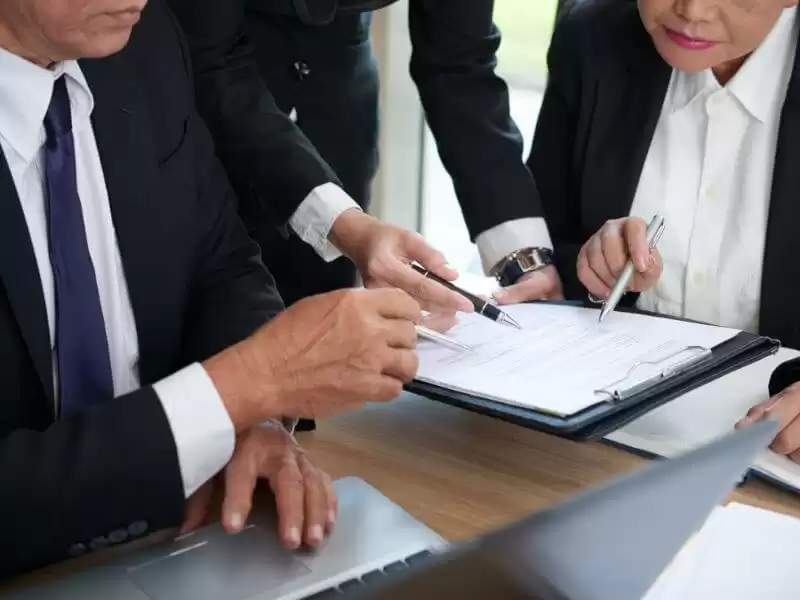 Jedan od najčešće korištenih mehanizama za rješavanje pomorskih sporova je arbitraža.       Arbitraža je proces u kojem strane sporazumno odabiru neovisnog stručnjaka ili panel stručnjaka (arbitre) kako bi odlučili o sporu umjesto da se obraćaju sudu.  