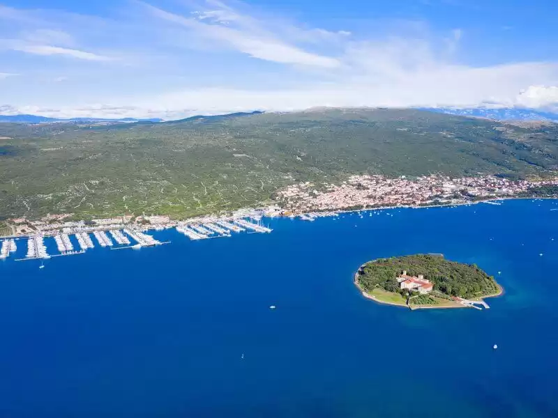 U marini Punat osigurano je besplatno pražnjenje crnih tankova, kako za stalne goste, tako i za plovila u tranzitu. Obavlja se na plovilu u moru, a odvija u servisnoj zoni pored travel-lifta, kako se ne bi ometalo rezidente u marini. 