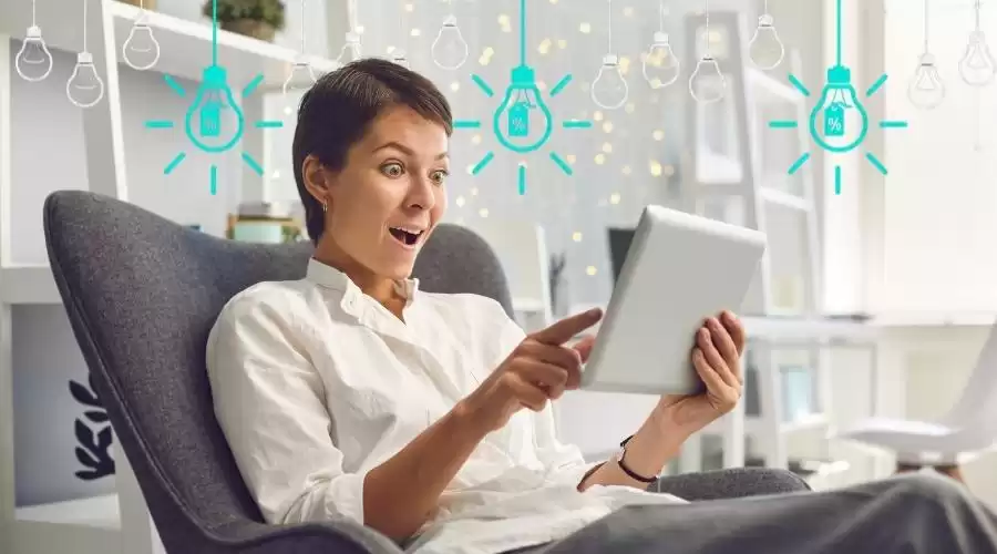 Ženska osoba gleda u tablet i sretna je s popustima na web stranici čarter tvrtke.