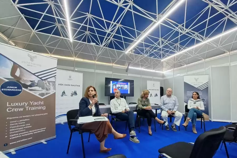 Katarina Barić, Paško Klisović, Selma Čmelik, Ivica Matijaca, Ana Kakić na panelu od Adria Libar pomorskog učilišta, tema panela: Hitno tražim skipera/hostesu