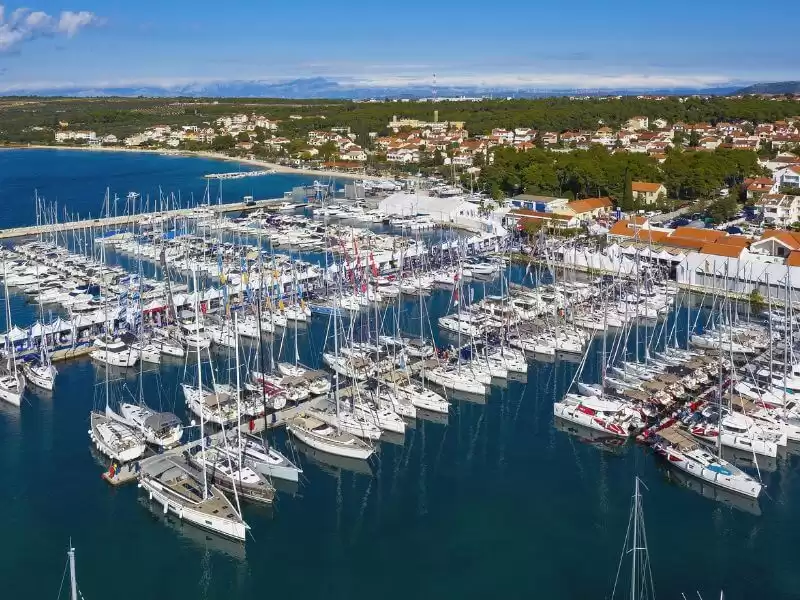 Biograd Boat Show poznat je po svom širokom spektru izlagača, uključujući vodeće svjetske i regionalne proizvođače brodova, dobavljače opreme, uslužne tvrtke i brojne druge sudionike nautičke industrije. 