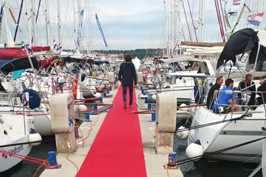 Razgledavanje jedrilica i ostalih plovila na Biograd Boat Show-u 2021