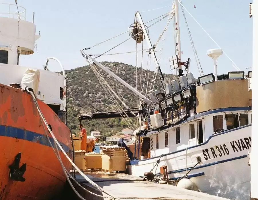 Iskrcaj tereta iz plovila na rivi na jadranskoj obali