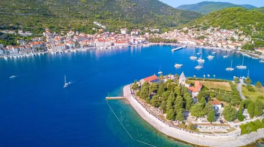 Lokacije koje najčešće posjećuju čarter gosti većinom ovise o njihovim željama i motivima. Jedna od lokacija je prekrasan otok Vis okružen bistrim i toplim morem.