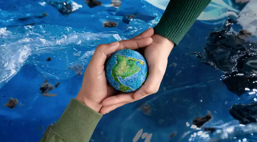 Ruke drže i čuvaju umanjenu planetu Zemlju. Moramo naučiti koristiti resurse na održivi način.