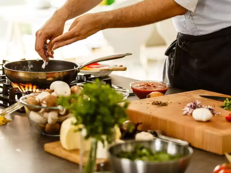 Kuhar ili chef na jahti je jedan od najcjenjenijih članova posade. 